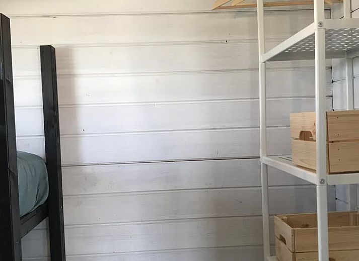 Houten veranda bij Vakantiehuis in Elahuizen met zitgelegenheid en uitzicht op de haven.