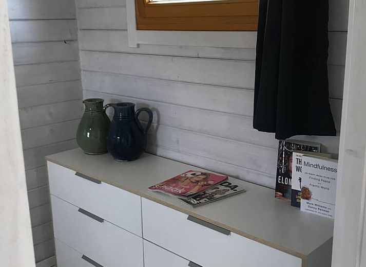 Houten veranda bij Vakantiehuis in Elahuizen met zitgelegenheid en uitzicht op de haven.