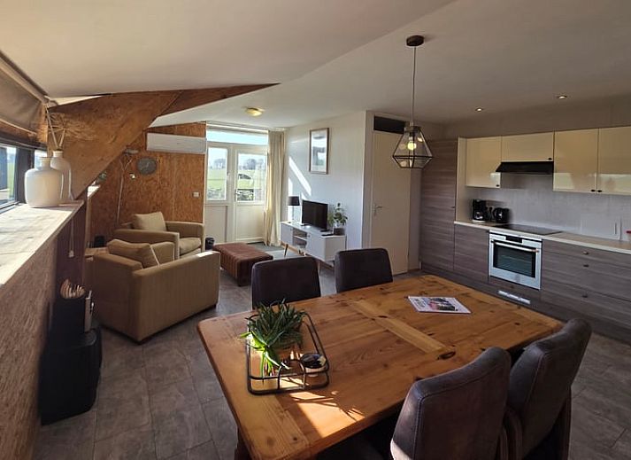 Gezellige woonkamer in Vakantiehuisje in It Heidenskip, gelegen aan de Friese meren met uitzicht op de natuur van Fluessen.