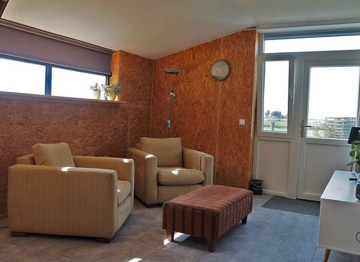 Gezellige woonkamer in Vakantiehuisje in It Heidenskip, gelegen aan de Friese meren met uitzicht op de natuur van Fluessen.