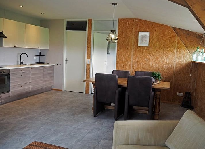 Gezellige woonkamer in Vakantiehuisje in It Heidenskip, gelegen aan de Friese meren met uitzicht op de natuur van Fluessen.