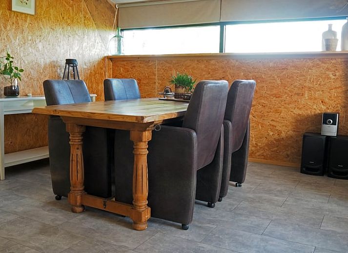 Gezellige woonkamer in Vakantiehuisje in It Heidenskip, gelegen aan de Friese meren met uitzicht op de natuur van Fluessen.