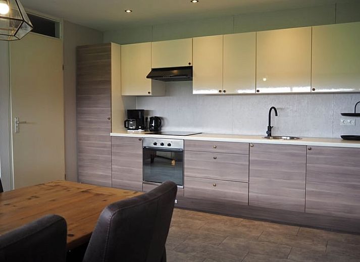 Gezellige binnenruimte van Vakantiehuisje in It Heidenskip, met moderne keuken en eetgedeelte, gelegen aan de Friese meren in Fluessen.