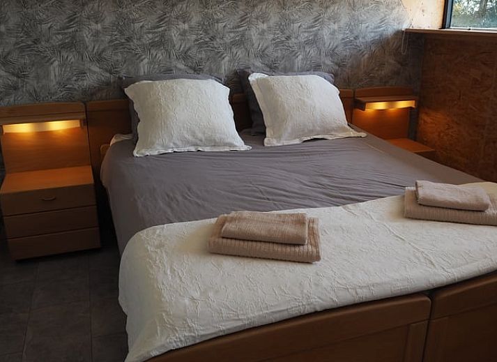 Gezellige binnenruimte van Vakantiehuisje in It Heidenskip, met moderne keuken en eetgedeelte, gelegen aan de Friese meren in Fluessen.