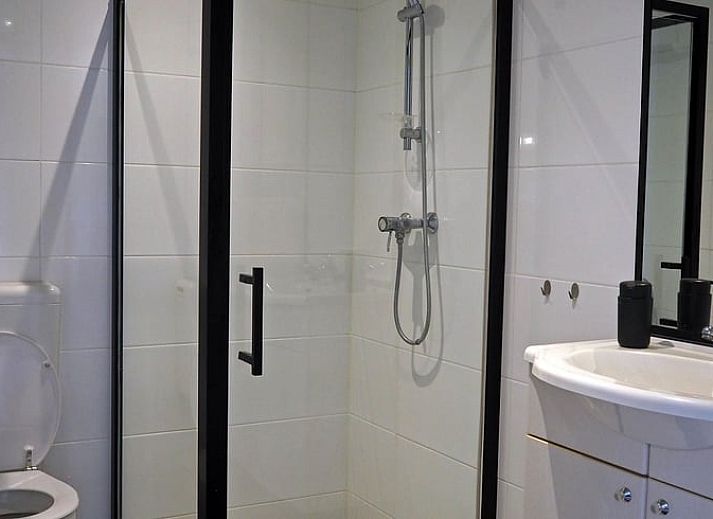 Gezellige binnenruimte van Vakantiehuisje in It Heidenskip, met moderne keuken en eetgedeelte, gelegen aan de Friese meren in Fluessen.