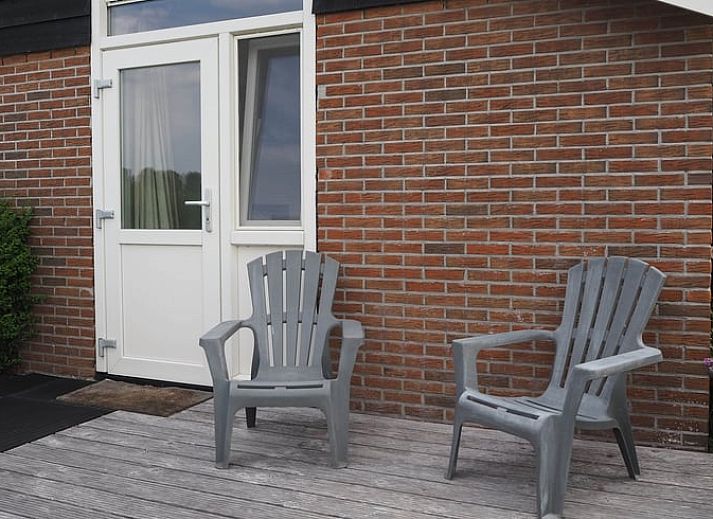 Gezellige binnenruimte van Vakantiehuisje in It Heidenskip, met moderne keuken en eetgedeelte, gelegen aan de Friese meren in Fluessen.