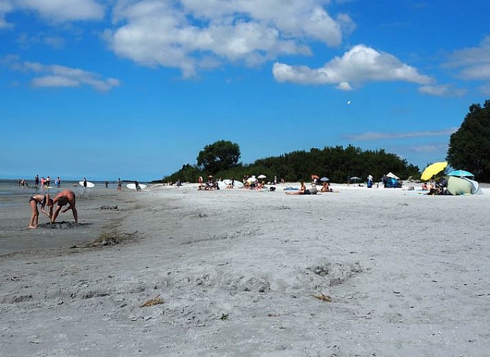 Moderne keuken in Vakantiehuisje in It Heidenskip, gelegen aan de Friese meren, biedt comfort en stijl voor een ontspannen verblijf.