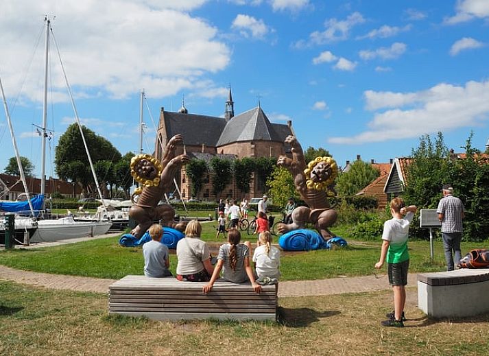 Gezellige slaapkamer in Vakantiehuis in It Heidenskip, Friese meren, met comfortabele bedden en sfeervolle verlichting.