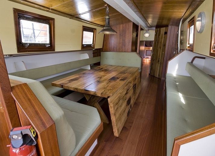 Boppelans zeilboot op de Friese meren in Gaastmeer, genieten van het water en de natuur.