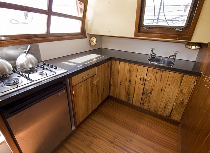 Boppelans zeilboot op de Friese meren in Gaastmeer, genieten van het water en de natuur.