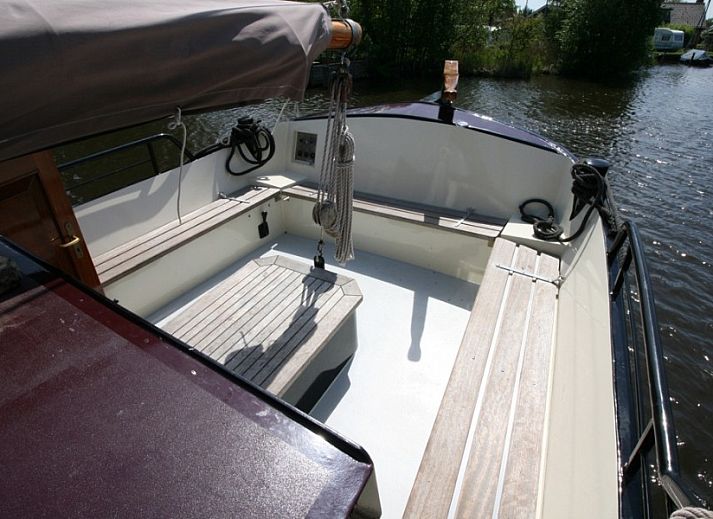 Gezellige binnenruimte van Boppelans in Gaastmeer, met houten interieur en keuken.