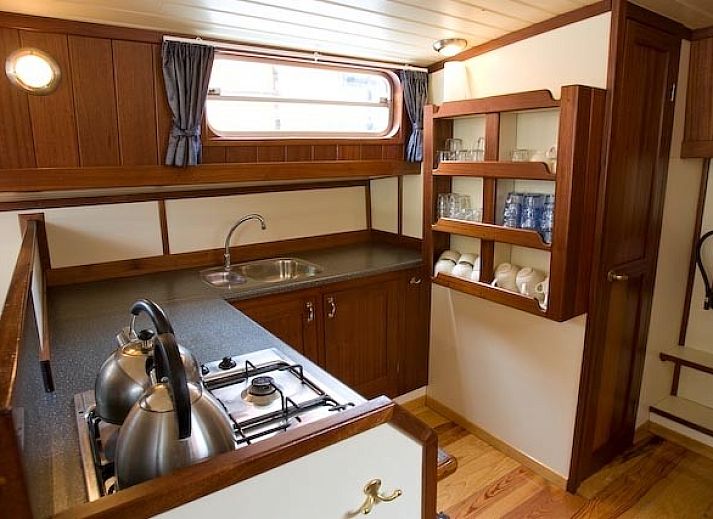 Segelboot De Syl auf den friesischen Seen bei Gaastmeer, ideal fuer einen abenteuerlichen Aufenthalt auf dem Wasser.