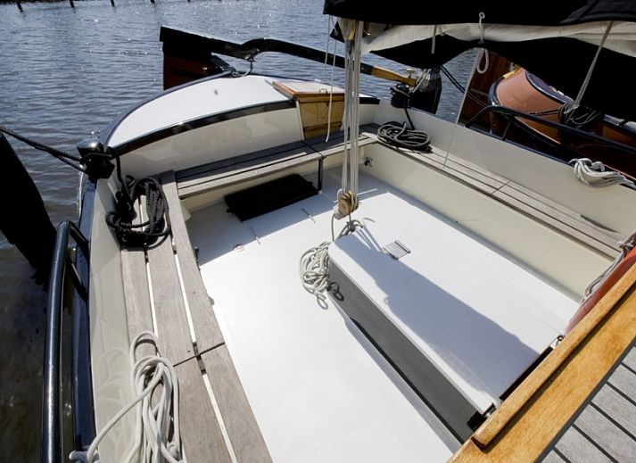 Segelboot De Syl auf den friesischen Seen bei Gaastmeer, ideal fuer einen abenteuerlichen Aufenthalt auf dem Wasser.