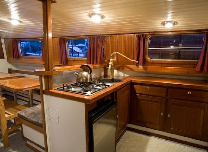 Geniet van een ontspannen zonsondergang aan boord van de Hoop op Zegen in Gaastmeer, gelegen op de Friese meren.