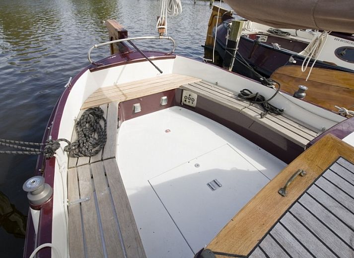 Zeilboot Sjouwerman op de Friese meren in Gaastmeer, geniet van de vrijheid op het water.