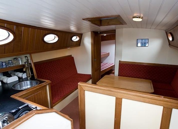 Zeilboot Sjouwerman op de Friese meren in Gaastmeer, geniet van de vrijheid op het water.