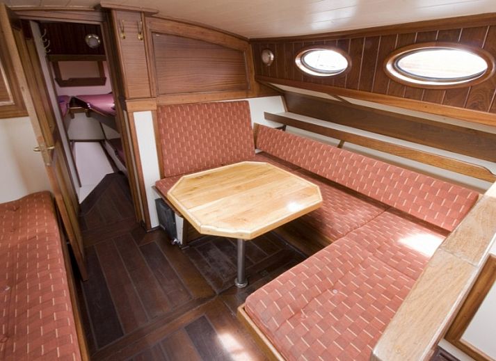 Riepel boot in Gaastmeer, Friese meren, geniet van een zeilervaring op de Fluessen.