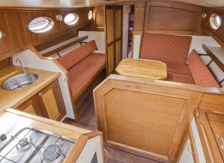 Riepel vakantieboot aangemeerd in Gaastmeer, ontdek de Friese meren vanaf het water.