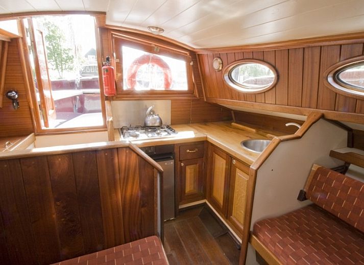 Riepel vakantieboot aangemeerd in Gaastmeer, ontdek de Friese meren vanaf het water.