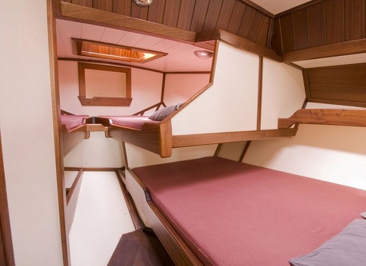 Riepel vakantieboot aangemeerd in Gaastmeer, ontdek de Friese meren vanaf het water.