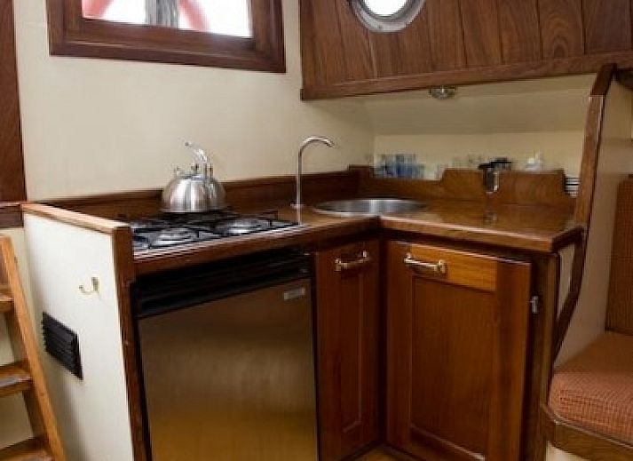 Breesan Segelboot auf den friesischen Seen bei Gaastmeer, ideal fuer einen abenteuerlichen Urlaub auf dem Wasser.