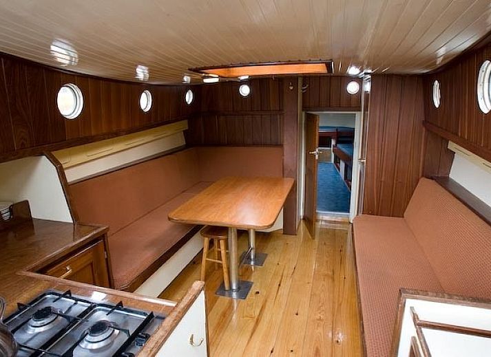 Atemberaubender Sonnenuntergang bei Breesan, einer einzigartigen Bootsunterkunft auf dem Fluessen in Gaastmeer.