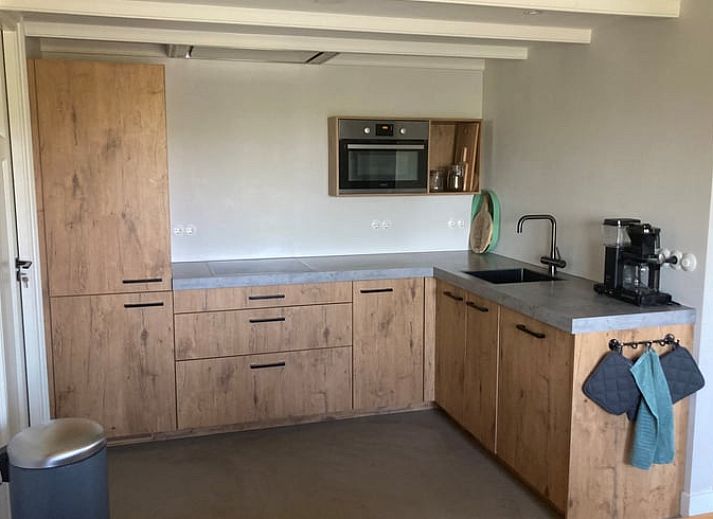 Gezellig vakantiehuis in Gaastmeer, gelegen aan de Fluessen met directe toegang tot het water en omringd door groene bomen.