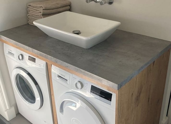 Authentieke bakstenen gevel van Vakantiehuis in Gaastmeer, gelegen in de rustige omgeving van de Friese meren.