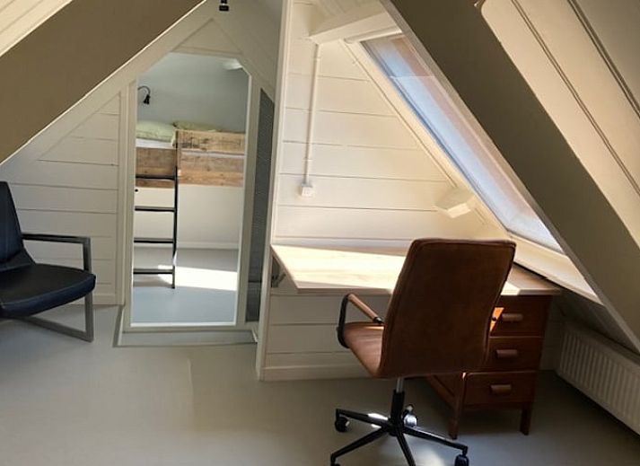 Schaduwrijke tuin bij Vakantiehuis in Gaastmeer, ideaal voor ontspannen wandelingen in de groene omgeving.