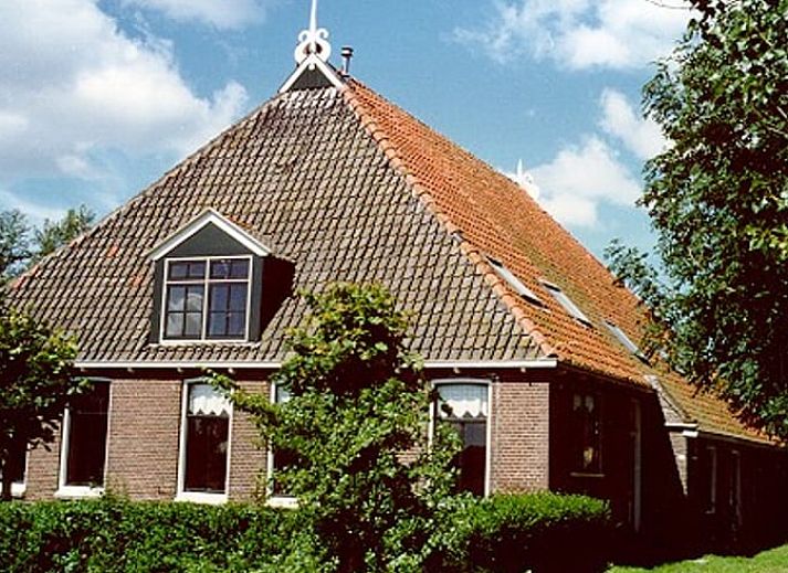 Huisje in Gaastmeer, een charmant vakantiehuis in de Friese meren, met traditionele architectuur en een groene omgeving.