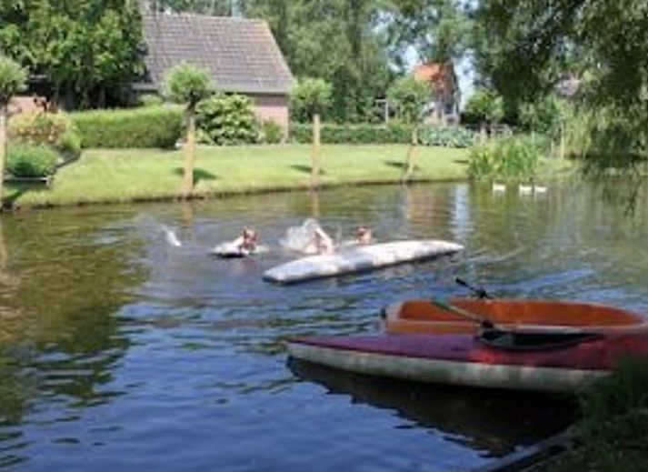 Prachtig uitzicht over de weidse velden rondom Huisje in Gaastmeer, een vakantiehuis in de Friese meren.