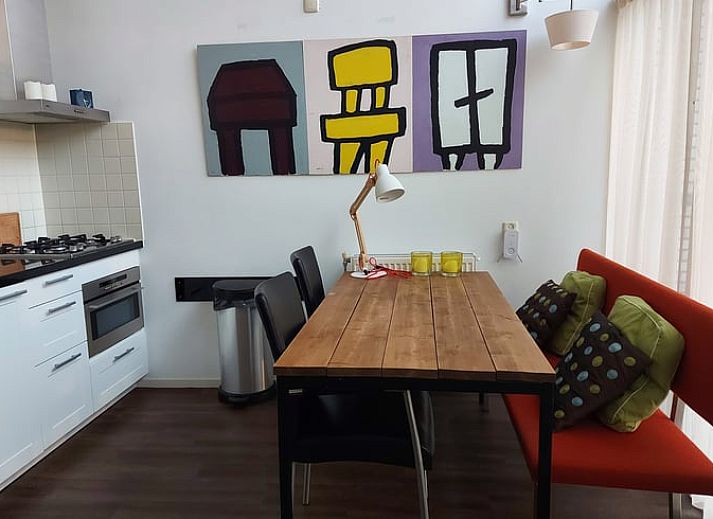 Gemuetliches Wohnzimmer im Ferienhaus in Gaastmeer mit Blick auf den gruenen Garten, ideal fuer Entspannung an den friesischen Seen.