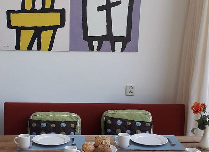 Gemuetliches Wohnzimmer des Ferienhauses in Gaastmeer, mit Blick auf den gruenen Garten in den Friesischen Seen, ideal zum Entspannen.