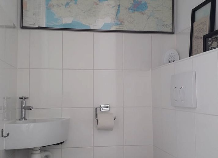 Gemuetliches Wohnzimmer des Ferienhauses in Gaastmeer, mit Blick auf den gruenen Garten in den Friesischen Seen, ideal zum Entspannen.