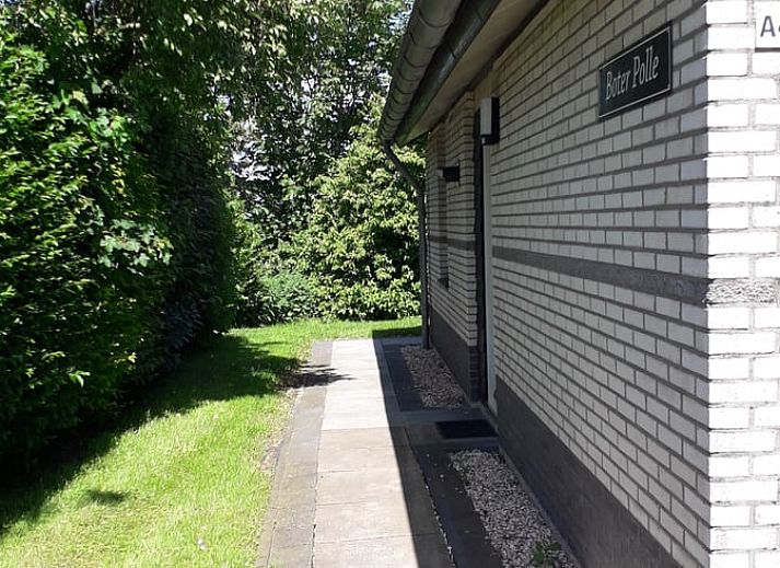 Gemuetliches Wohnzimmer des Ferienhauses in Gaastmeer, mit Blick auf den gruenen Garten in den Friesischen Seen, ideal zum Entspannen.