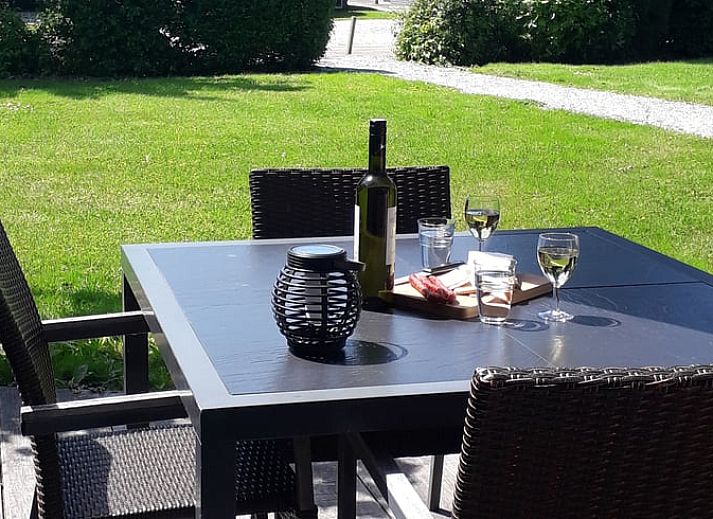 Gemuetliches Wohnzimmer im Ferienhaus in Gaastmeer, Friesische Seen, mit bequemer Sitzecke und moderner Einrichtung fuer einen entspannten Aufenthalt.