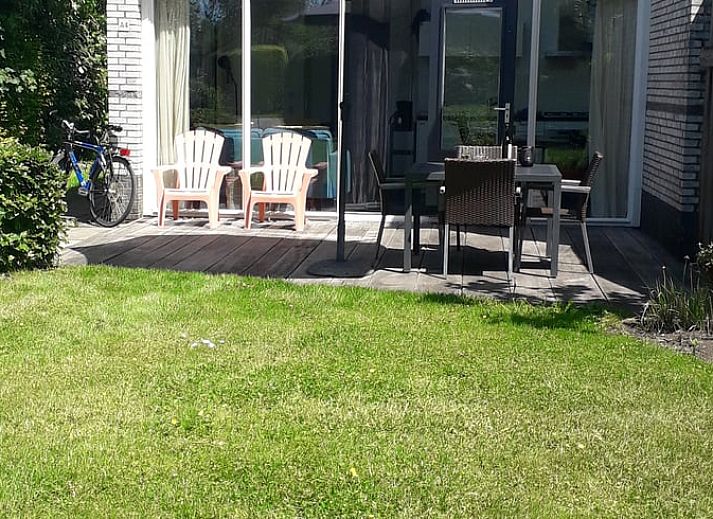 Gemuetliches Wohnzimmer im Ferienhaus in Gaastmeer, Friesische Seen, mit bequemer Sitzecke und moderner Einrichtung fuer einen entspannten Aufenthalt.