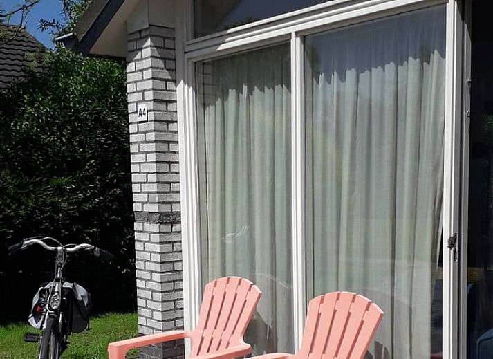 Gemuetliches Wohnzimmer im Ferienhaus in Gaastmeer, Friesische Seen, mit bequemer Sitzecke und moderner Einrichtung fuer einen entspannten Aufenthalt.