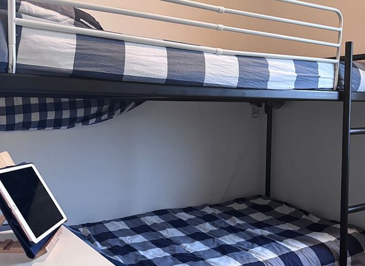 Moderne zitkamer in Vakantiehuisje in Gaastmeer met comfortabele meubels.