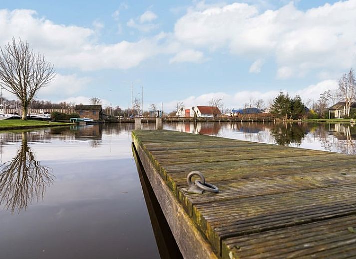 Stijlvolle zithoek in Vakantiehuisje in Gaastmeer met kunst aan de muur.