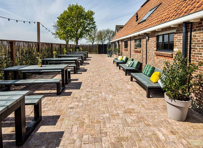 Luchtfoto van Huisje in Nijhuizum, vakantiehuis gelegen aan de Friese meren, omringd door weidse natuur.