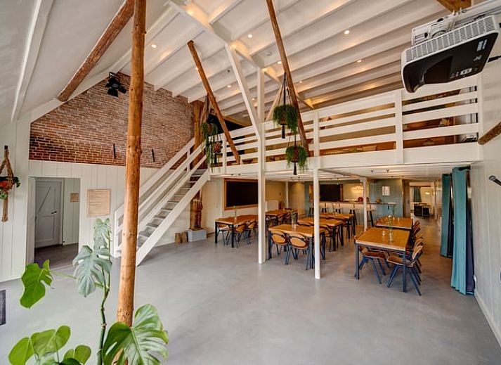 Luchtfoto van Huisje in Nijhuizum, vakantiehuis gelegen aan de Friese meren, omringd door weidse natuur.