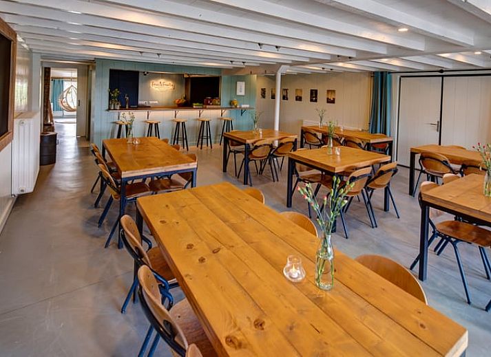 Luchtfoto van Huisje in Nijhuizum, vakantiehuis gelegen aan de Friese meren, omringd door weidse natuur.