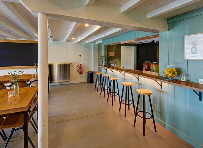 Luchtfoto van Huisje in Nijhuizum, vakantiehuis gelegen aan de Friese meren, omringd door weidse natuur.