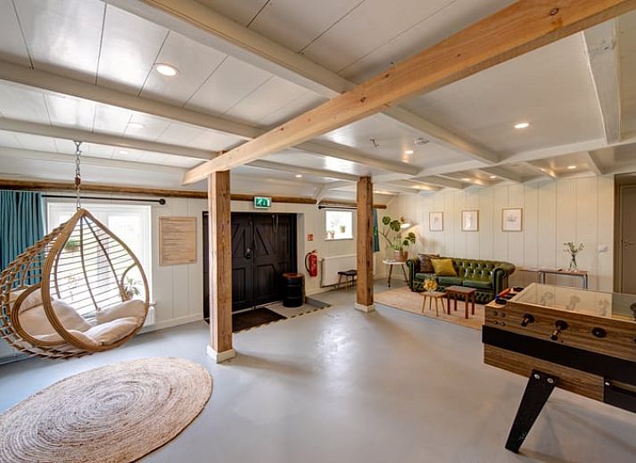 Ruim terras bij Huisje in Nijhuizum, vakantieaccommodatie in Friesland, ideaal voor buiten dineren.