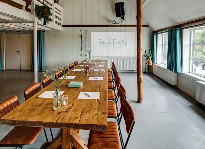 Ruim terras bij Huisje in Nijhuizum, vakantieaccommodatie in Friesland, ideaal voor buiten dineren.