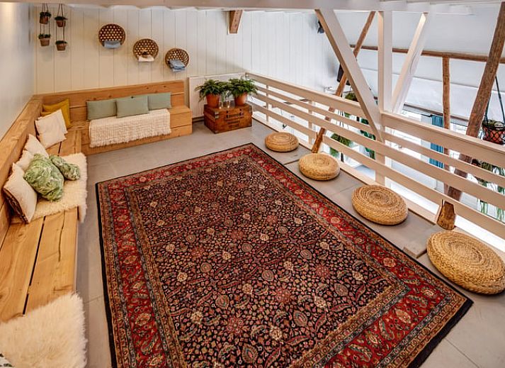 Ruim terras bij Huisje in Nijhuizum, vakantieaccommodatie in Friesland, ideaal voor buiten dineren.