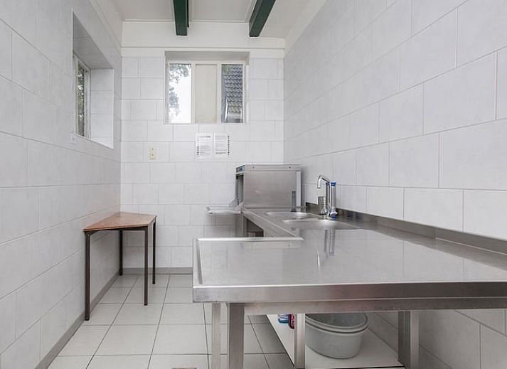 Ruim terras bij Huisje in Nijhuizum, vakantieaccommodatie in Friesland, ideaal voor buiten dineren.