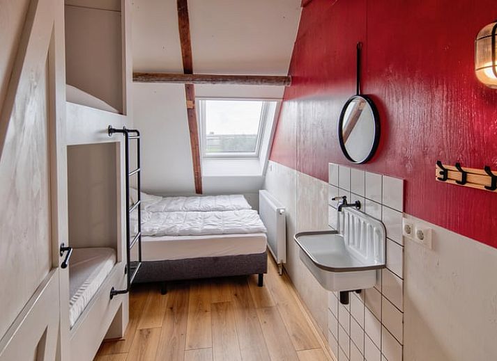 Binnenruimte van Huisje in Nijhuizum, vakantiehuis in Friesland, met gezellige zit- en eetgelegenheid.