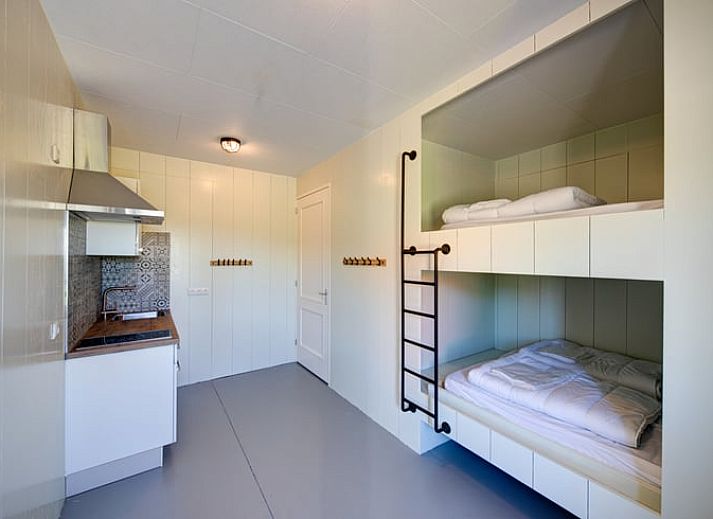 Binnenruimte van Huisje in Nijhuizum, vakantiehuis in Friesland, met gezellige zit- en eetgelegenheid.